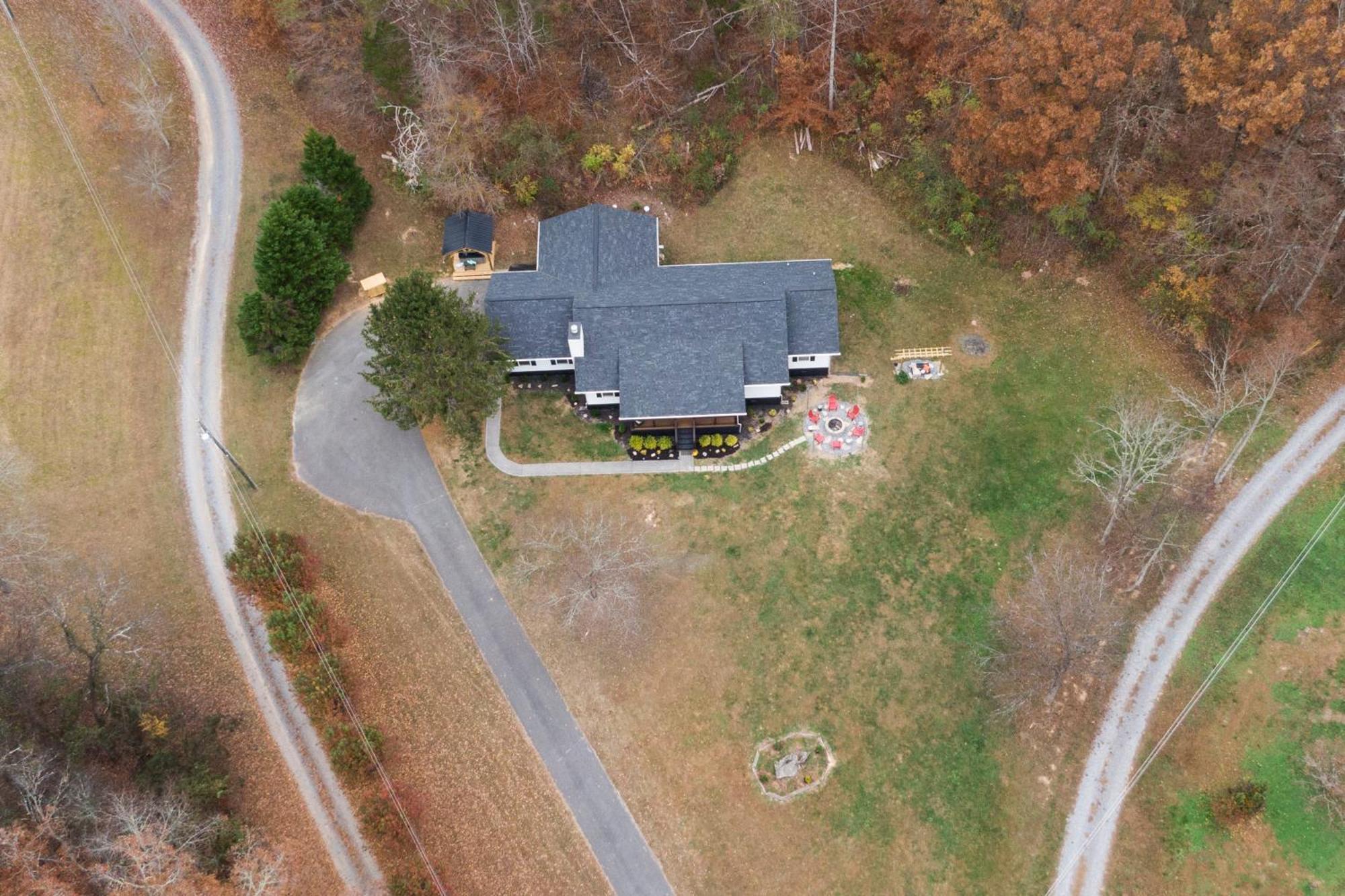 Entertainment Galore! Luxurious Property, Spectacular & Peaceful Setting, Great Location, Close To Major Attractions!! Pigeon Forge Exterior photo
