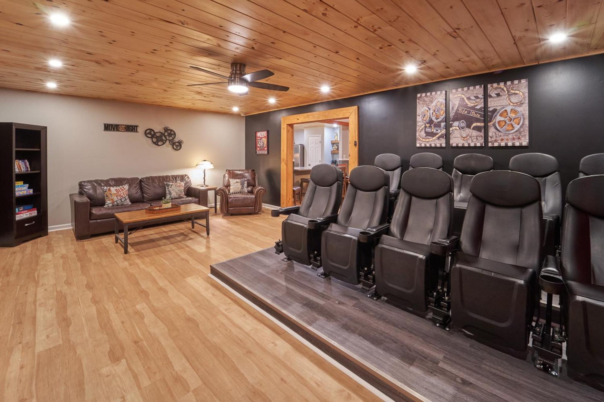 Entertainment Galore! Luxurious Property, Spectacular & Peaceful Setting, Great Location, Close To Major Attractions!! Pigeon Forge Exterior photo