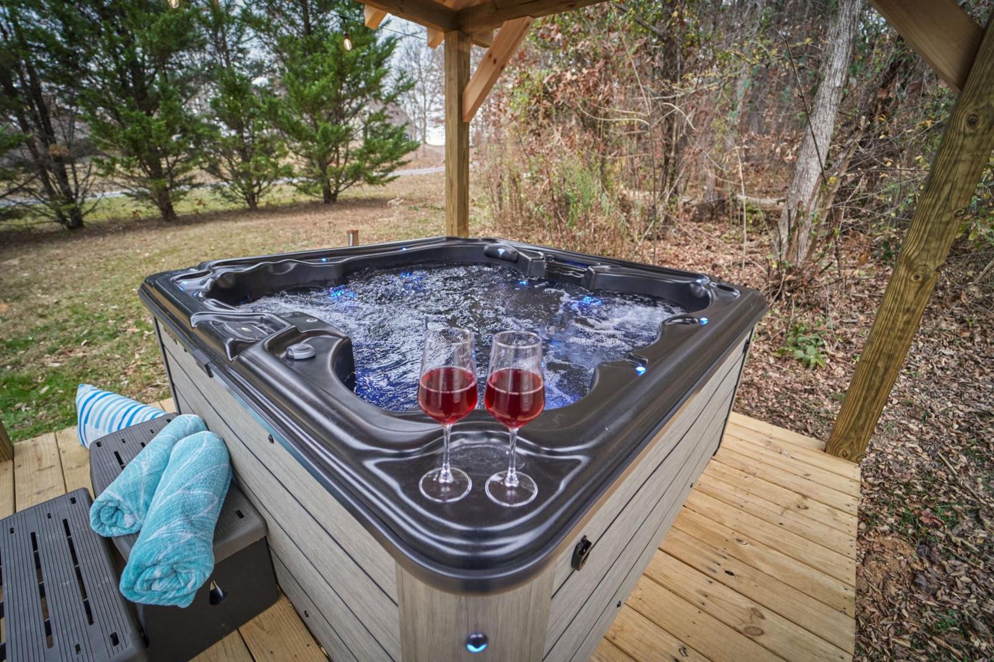 Entertainment Galore! Luxurious Property, Spectacular & Peaceful Setting, Great Location, Close To Major Attractions!! Pigeon Forge Exterior photo