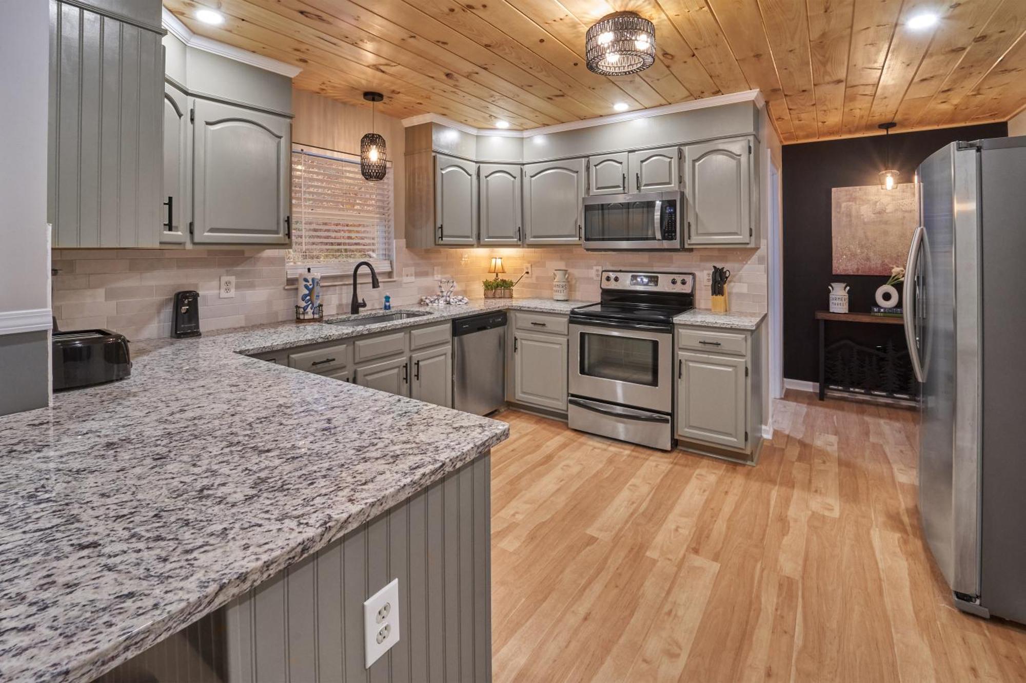 Entertainment Galore! Luxurious Property, Spectacular & Peaceful Setting, Great Location, Close To Major Attractions!! Pigeon Forge Exterior photo