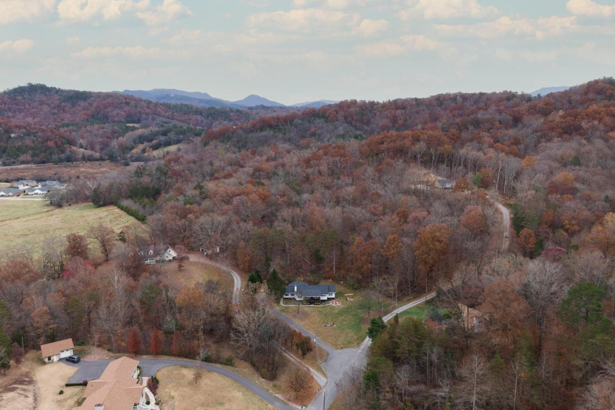 Entertainment Galore! Luxurious Property, Spectacular & Peaceful Setting, Great Location, Close To Major Attractions!! Pigeon Forge Exterior photo