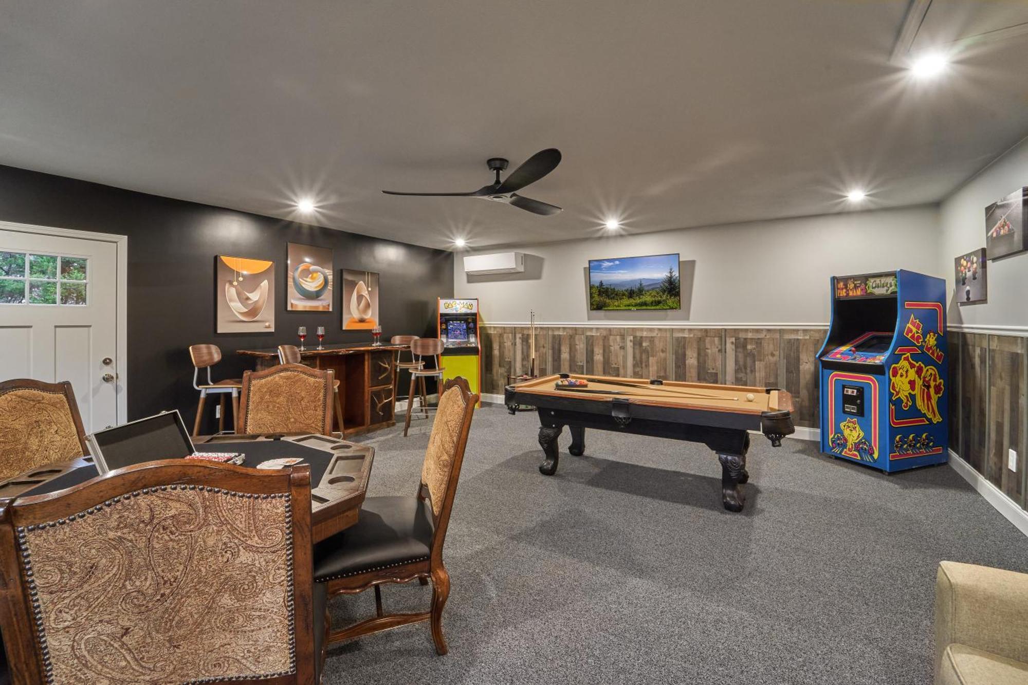 Entertainment Galore! Luxurious Property, Spectacular & Peaceful Setting, Great Location, Close To Major Attractions!! Pigeon Forge Exterior photo