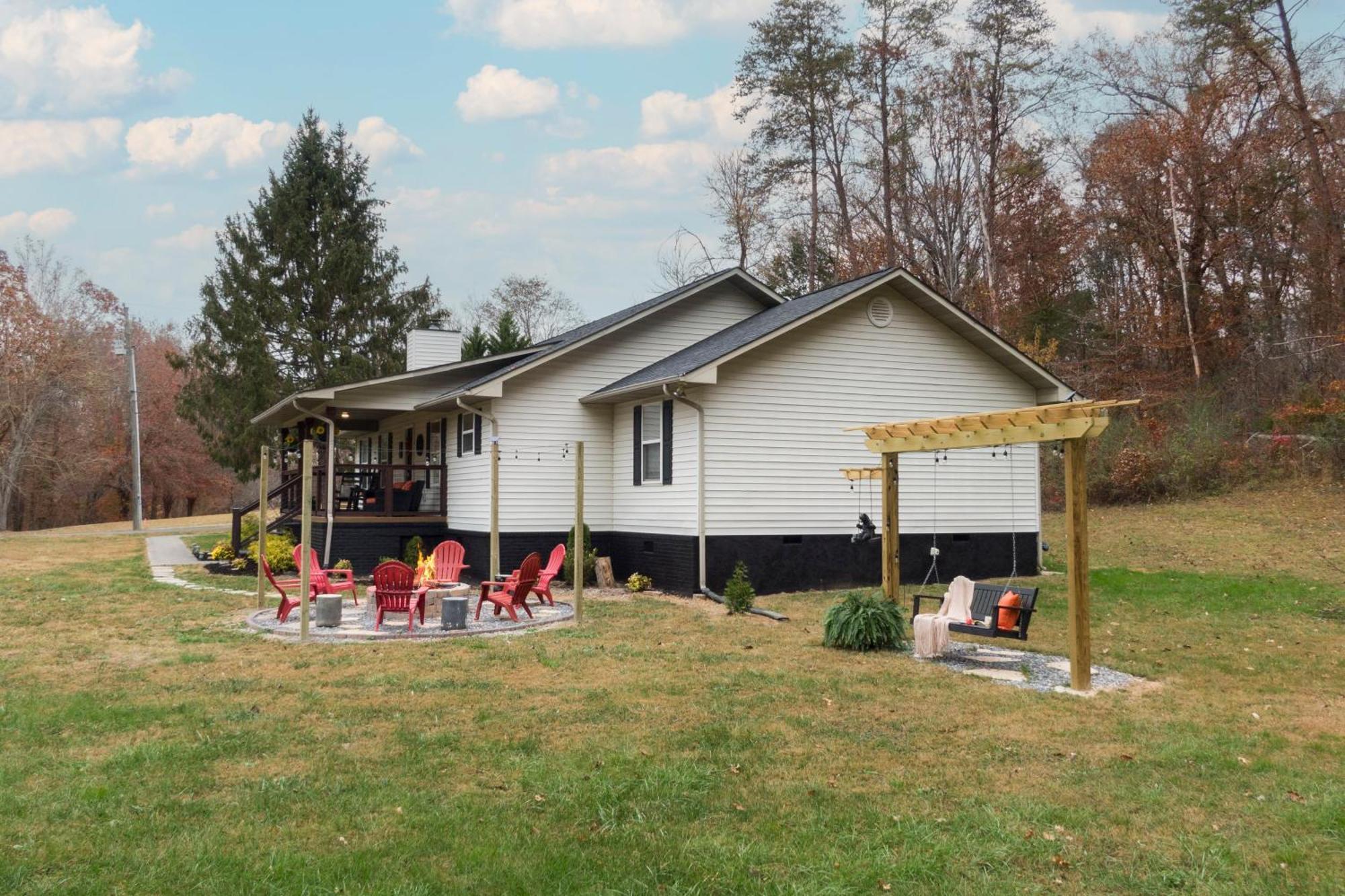 Entertainment Galore! Luxurious Property, Spectacular & Peaceful Setting, Great Location, Close To Major Attractions!! Pigeon Forge Exterior photo
