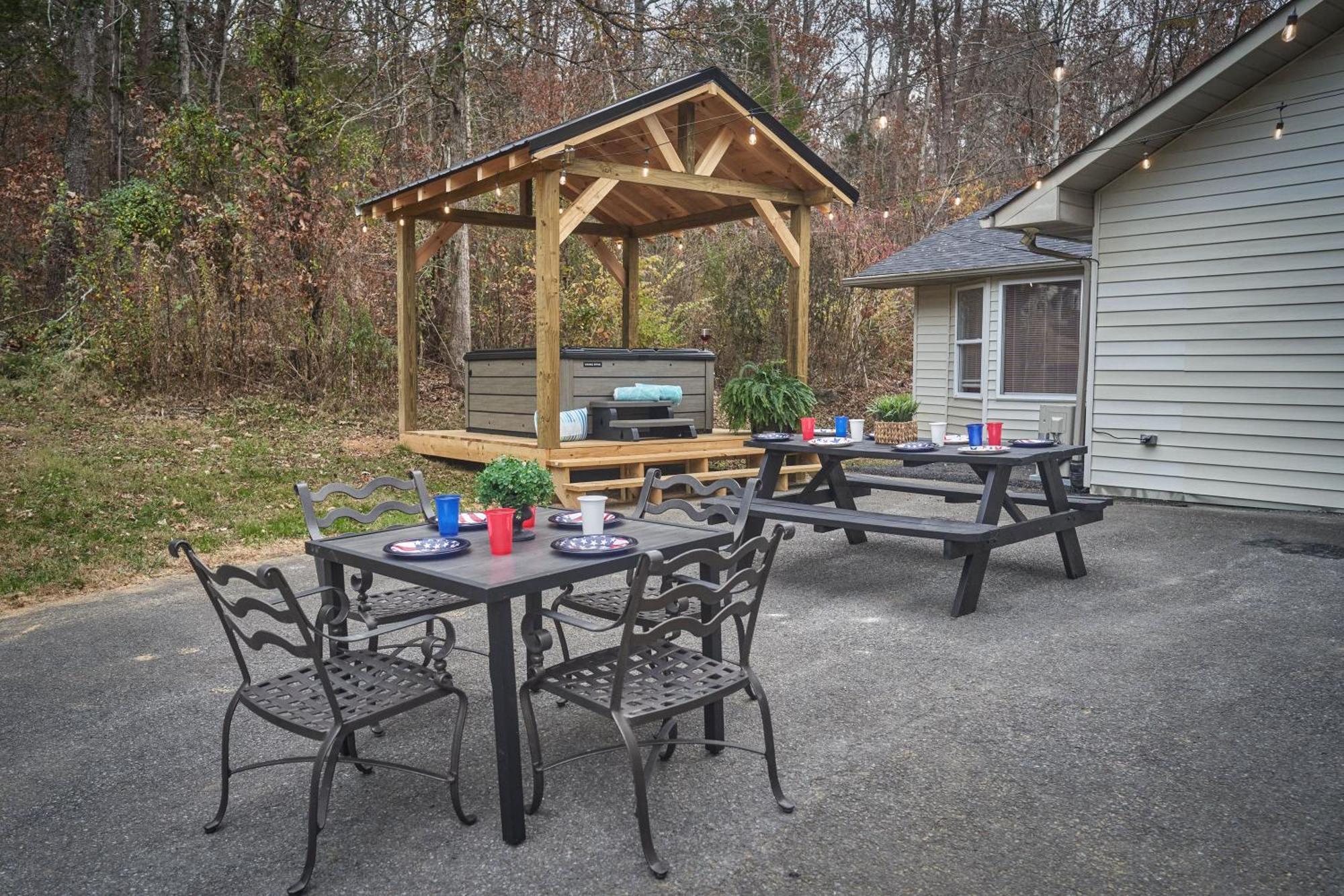 Entertainment Galore! Luxurious Property, Spectacular & Peaceful Setting, Great Location, Close To Major Attractions!! Pigeon Forge Exterior photo