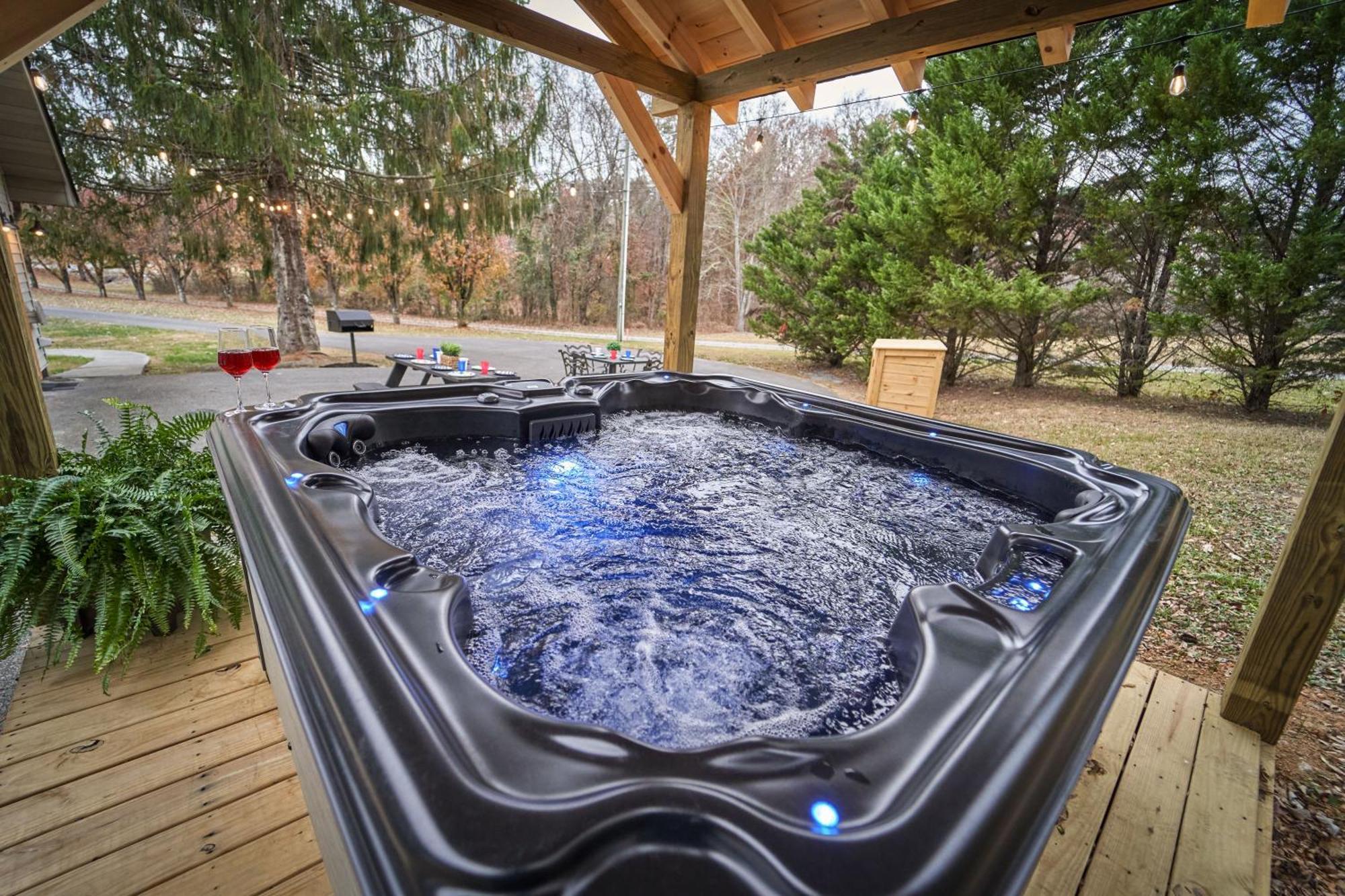Entertainment Galore! Luxurious Property, Spectacular & Peaceful Setting, Great Location, Close To Major Attractions!! Pigeon Forge Exterior photo